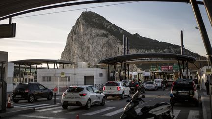 Des voitures en provenance d'Espagne passent la frontière vers l'enclave britannique de Gibraltar, le 17 octobre 2019. (JAVIER FERGO/AP/SIPA)