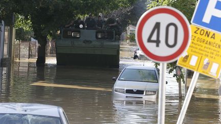 Un v&eacute;hicule amphibie parcourt une rue inond&eacute;e de la&nbsp;ville serbe d'Obrenovac, &agrave; 30 km au sud-ouest de Belgrade, le 18 mai 2014 (DARKO VOJINOVIC / AP / SIPA )