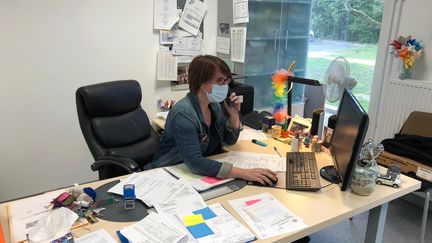 Caroline, principale d'un collège de l'Essonne, dans son bureau. (ALEXIS MOREL / RADIO FRANCE)