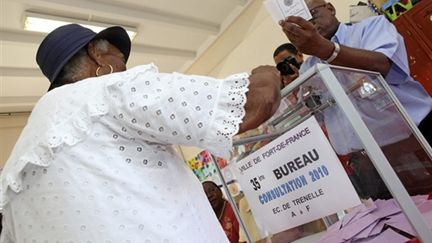 Dans un bureau de vote à Fort-de-France (Martinique) (AFP PHOTO / PATRICE COPPEE)