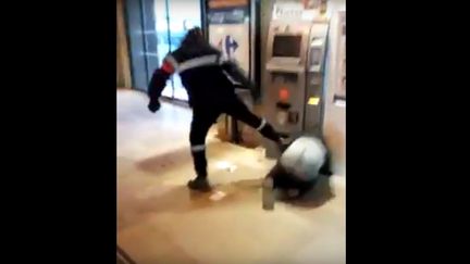 La vidéo de 18 secondes filmée dans la gare d'Amiens (Somme) le 2&nbsp;mai 2016. (DR)