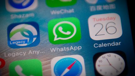 L'application WhatsApp intègre une fonctionnalité permettant d'effacer un message envoyé par erreur dans un délai de sept minutes. (NICOLAS ASFOURI / AFP)