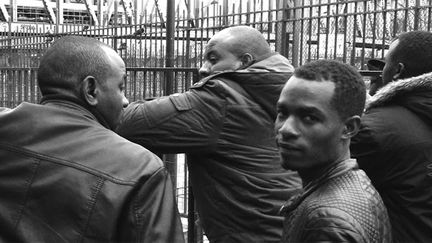 &nbsp; (Des migrants se sont vus refuser l'accès au camp car ils étaient absent à l'arrivée de la police. Ils regardent les bulldozers raser leur camp de fortune, sous le métro La Chapelle à Paris © Raphaël Krafft)