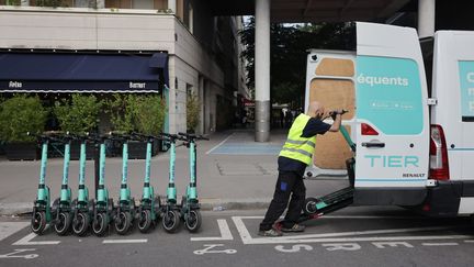 L'opérateur Tier retire ses trottinettes en libre-service à Paris, le 23 août 2023. (PHILIPPE DE POULPIQUET / MAXPPP)