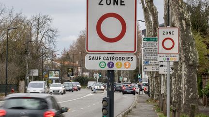 A sign announces the presence of a low emission zone in Toulouse (Haute-Garonne), January 2, 2023. (FREDERIC SCHEIBER / HANS LUCAS / AFP)