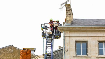 Intervention des pompiers le 16 juin 2023 à Niort (Deux-Sèvres) après un tremblement de terre de magnitude de 5 à 6. (JABOUTIER / MAXPPP)