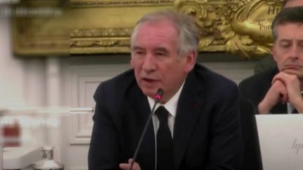 Le Premier ministre François Bayrou, qui est aussi maire, souhaite mettre fin au non cumul des mandats. Plusieurs lois interdisent en effet d'être parlementaire et élu local.