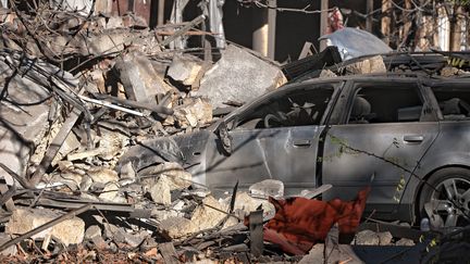 Une voiture écrasée sous les débris d'un bâtiment bombardé par la Russie à Odessa (Ukraine), le 25 novembre 2024. (NINA LIASHONOK / NURPHOTO / AFP)