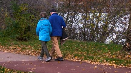 Un couple de retraités dans le sud de la France. (NICOLAS GUYONNET / HANS LUCAS / HANS LUCAS VIA AFP)