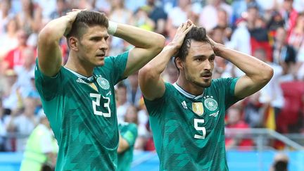 Les Allemands Mario Gomez et Mats Hummels se tiennent la tête après un tir manqué, le 27 juin 2018, face à la Corée du Sud, à Kazan (Russie). (MICHAEL DALDER / REUTERS)