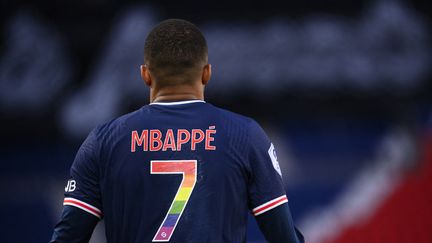 Le maillot arc-en-ciel porté par Kylian Mbappé, le 16 mai 2021 lors d'un match entre le PSG et le Stade de Reims. (FRANCK FIFE / AFP)