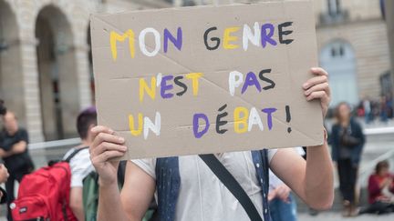 Une pancarte affichant "mon genre n'est pas un débat", pendant une&nbsp;marche pour les droits personnes transgenres et intersexes, le 5 octobre 2019, à Rennes (Ille-et-Vilaine).&nbsp; (ESTELLE RUIZ / NURPHOTO / AFP)