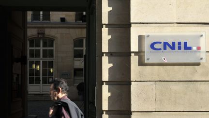 La façade du Cnil à Paris, le 8 octobre 2010.&nbsp; (ETIENNE LAURENT / AFP)