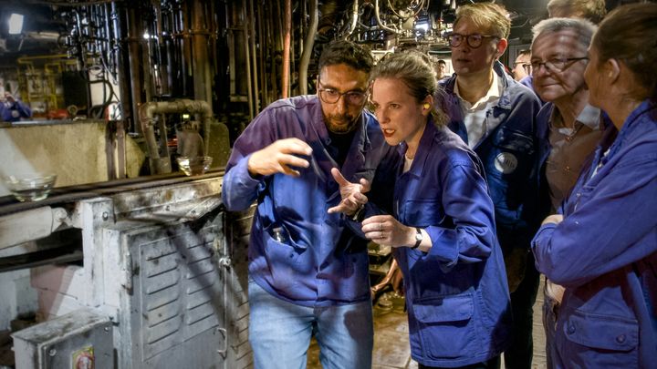 Lucie Castets en visite à l'usine Duralex, dans le Loiret, le 31 juillet 2024. (GUILLAUME SOUVANT / AFP)