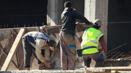 Un tiers des ouvriers non qualifiés du BTP sont des immigrés, parfois sans papiers. (photo d'illustration) (PHILIPPE TURPIN / MAXPPP)