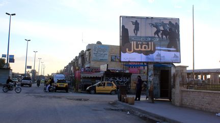 Un panneau de propagande pour l'Etat islamique, dans une rue de Raqqa, en Syrie, le 2 novembre 2014. (RAQA MEDIA CENTER / AFP)