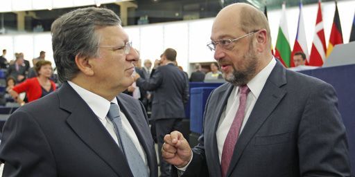 Jose Manuel Barroso, président de la Commission de Bruxelles (à droite), en train de parler avec Martin Schulz (à gauche), président du Parlement européen, le 11 septembre 2013 à Strasbourg. Le second aimerait bien succéder au premier...  (Reuters - Vincent Kessler)