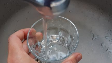 Un verre rempli d'eau du robinet. Photo d'illustration. (AURÉLIE LAGAIN / FRANCE-BLEU BREIZH IZEL / RADIO FRANCE)