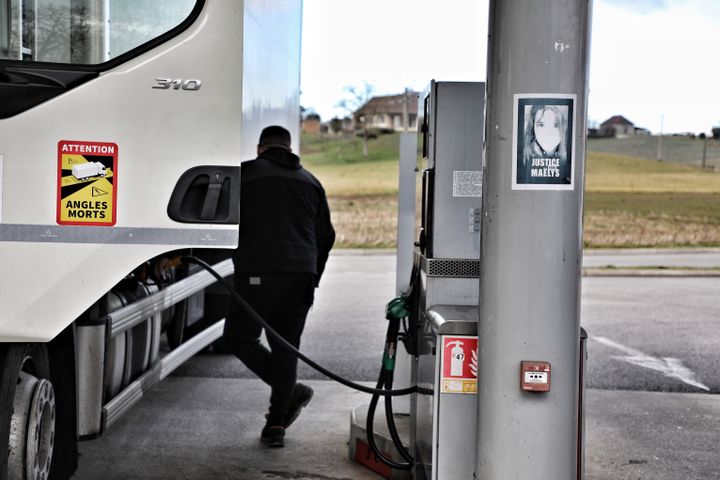 Un chauffeur de poids lourd fait le plein, dans une station-service de Pont-de-Beauvoisin, le 6 janvier 2022. (Eloïse Bartoli / franceinfo)