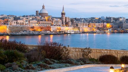 Vue de La Valette, capitale de la République de Malte, qui a finalement décidé d'ouvrir ses frontières aux touristes non-vaccinés.&nbsp; (JOE DANIEL PRICE / MOMENT RF / GETTY IMAGES)