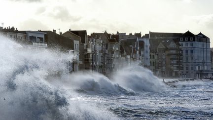 De fortes vagues s'abattent sur le front de mer à Wimereux (Pas-de-Calais), le 3 janvier 2018, pendant le passage de la tempête Eleanor. (FRANCOIS LO PRESTI / AFP)