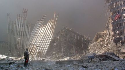 Un homme prostré devant les ruines des Twin Towers, le 11 septembre 2001. (AFP / Doug Kanter)