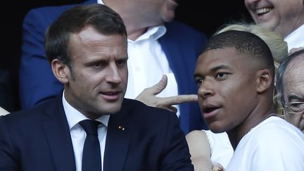 Emmanuel Macron et Kylian Mbappé à Lyon le 7 juillet 2019, lors de la finale de la Coupe du monde de foot féminin (IAN LANGSDON / EPA)