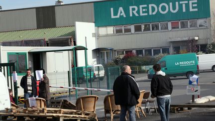 Des employ&eacute;s bloquent l'entr&eacute;e du centre de La Redoute de Wattrelos (Nord), le 19 mars 2014. (THIERRY THOREL / CITIZENSIDE / AFP)