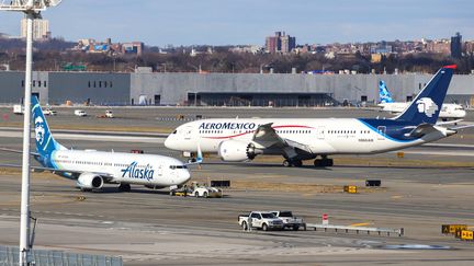 Un Boeing 737 d'Alaska Airlines, en route vers San Francisco, est vu avant le décollage à l'aéroport John F. Kennedy (Etats-Unis), le 8 janvier 2024. (CHARLY TRIBALLEAU / AFP)