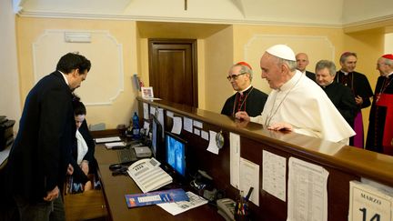 Le pape Fran&ccedil;ois&nbsp;vient r&eacute;gler la chambre dans laquelle il logeait &agrave; Rome (Italie) avant d'&ecirc;tre &eacute;lu, le 14 mars 2013. (OSSERVATORE ROMANO / REUTERS)