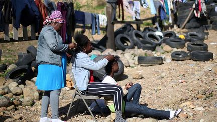 vivent actuellement dans des conditions très difficiles près d'un égout évacuant les eaux usées de Tijuana. Ils ont décidé de construire leur première colonie dans le Canyon Alacranes. «Il y a de la place pour une centaine de familles sur ces parcelles, ce qui signifie environ 400 personnes. Ils ne peuvent pas continuer à vivre dans les refuges», a déclaré à Reuters, Gustavo Banda, un pasteur de la localité. Il a lui-même abandonné ses terres pour la construction de cette colonie déjà surnommée «Little Haïti».  (Edgard Garrido / Reuters)