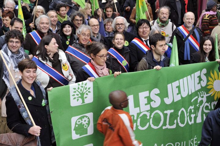 Manifestation des Jeunes écologistes, accompagnés de cadres du parti, contre l’aéroport de Notre-Dame-des-Landes le 10 novembre 2012, à Paris (MEHDI FEDOUACH / AFP)