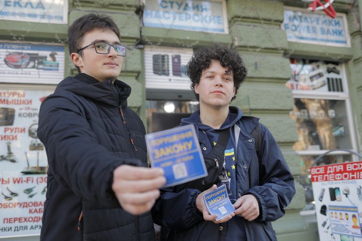 Nikola Skorobogatko et Bogdan Galaida, militants du parti Solidarité européenne, visitent un magasin dont la devanture est écrite en russe, le 23 mars 2023 à Odessa (Ukraine). (MATHIEU DREUJOU / FRANCE TELEVISIONS)