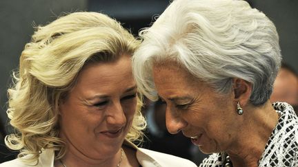 La ministre des Finances finlandaise, Jutta Urpilainen (&agrave; dr.), avec la directrice du FMI,&nbsp;Christine Lagarde, lors du conseil de l'Eurozone, le 21 juin 2012 &agrave; Luxembourg.&nbsp; (GEORGES GOBET / AFP)