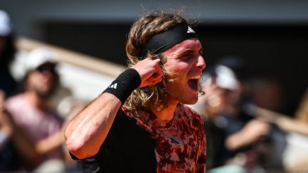 Le Grec Stefanos Tsitsipas lors de son premier tour à Roland-Garros contre le Tchèque Jiri Vesely, le 28 mai 2023. (MATTHIEU MIRVILLE / AFP)