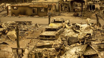 Un campement de mobile homes a été réduit en cendres par les feux du "LNU Lightning Complex" dans le comté de Napa, ici le 20 août 2020. (NOAH BERGER/AP/SIPA)