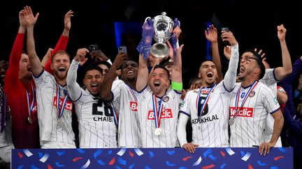 Brecht Dejaegere soulève le trophée de la Coupe de France le 29 avril 2023 après la victoire de Toulouse face au FC Nantes au Stade de France. (FRANCK FIFE / AFP)