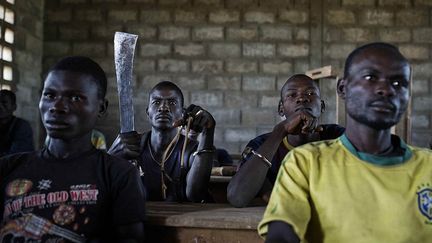 Dès septembre 2013, Michaël Zumstein, photoreporter franco-suisse, suit la guerre civile qui déchire la République centrafricaine suite à la chute du président François Bozizé. Si les violences se déchaînent d’abord contre les civils chrétiens, elle se retourne ensuite contre la population musulmane. «Je n'ai jamais vu tant de haine et de violence», déclare le photographe. Retrouver l’entretien qu’il a donné en février 2014 au site Swissinfo lors de son passage en Europe. (Michaël Zumstein / Agence VU pour Le Monde http://www.agencevu.com/photographers/photographer.php?id=251)