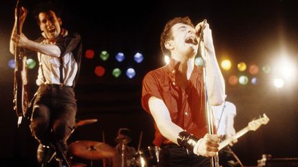 Joe Strummer (au micro) et Mick Jones (en lévitation) de The Clash sur scène dans les années 80.
 (Larry Hulst/Michael Ochs Archives/Getty Images)