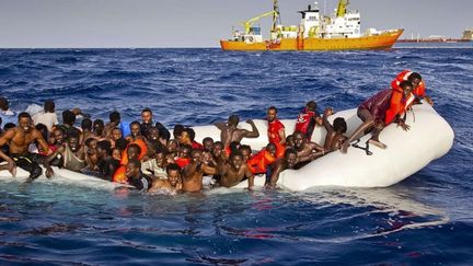 &nbsp; (En avril 2016, au large des côtes italiennes, un bateau de secours s'approche d'une embarcation en péril © SIPA)