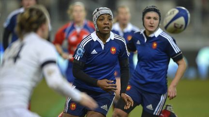 Sandrine Agricole, au centre, lors d'un match contre l'Angleterre durant le tournoi des Six Nations, le 1er février 2014. (ROMAIN LAFABREGUE / AFP)