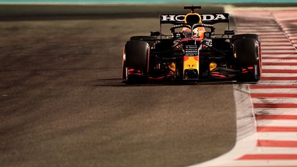 Le Néerlandais Max Verstappen à l'attaque au volant de la Red Bull sur le circuit d'Abu Dhabi, le 11 décembre 2021. (ANDREJ ISAKOVIC / AFP)