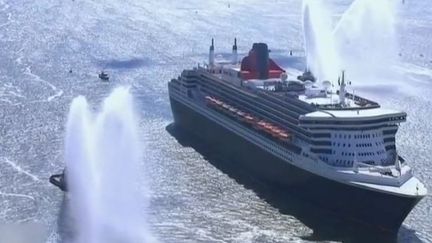 13 ans après avoir quitté son site de construction, le prestigieux paquebot Queen Mary 2 a fait une entrée spectaculaire à Saint-Nazaire. (FRANCE 3)