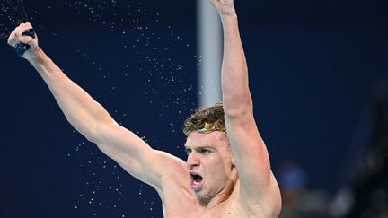 Le nageur Français Léon Marchand célèbre sa victoire en finale olympique du 200 m 4 nages, vendredi 2 août à Paris La Défense Arena. (OLI SCARFF / AFP)