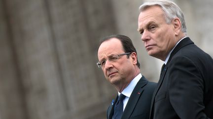 Le pr&eacute;sident de la R&eacute;publique Fran&ccedil;ois Hollande, et le Premier ministre Jean-Marc Ayrault, le 8 mai 2013, lors des comm&eacute;morations de la victoire du 8 mai 1945, &agrave; Paris. (BERTRAND LANGLOIS / POOL)