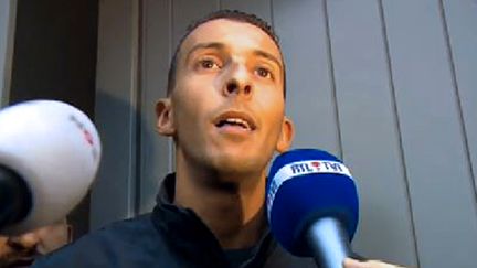 Mohamed Abdeslam après sa garde à vue, lundi 16 novembre 2015 à&nbsp;Molenbeek (Bruxelles). (- / RTL BELGIUM)