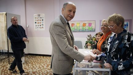 Le ministre des Affaires &eacute;trang&egrave;res, Laurent Fabius, vote au premier tour des l&eacute;gislatives, &agrave; Grand-Quevilly (Seine-Maritime) le 10 juin 2012. (CHARLY TRIBALLEAU / AFP)