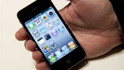 L'iPhone mini devrait être moitié moins grand que cet appareil, l'iPhone 4. (AFP PHOTO/DON EMMERT)