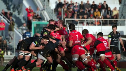 Duel au sommet entre les joueurs de Toulon et de Bath (BERTRAND LANGLOIS / AFP)