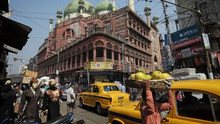 Une rue animée de&nbsp;Calcutta, dans l'Etat du&nbsp;Bengale-Occidental, le 24 février 2005. (SCHROEDER ALAIN / HEMIS.FR / AFP)